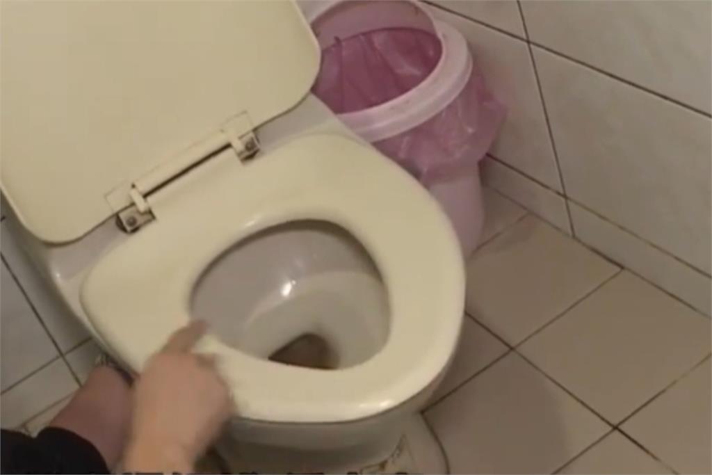 馬桶又塞住不通?水電工人曝絕不在自家廁所做的6件事