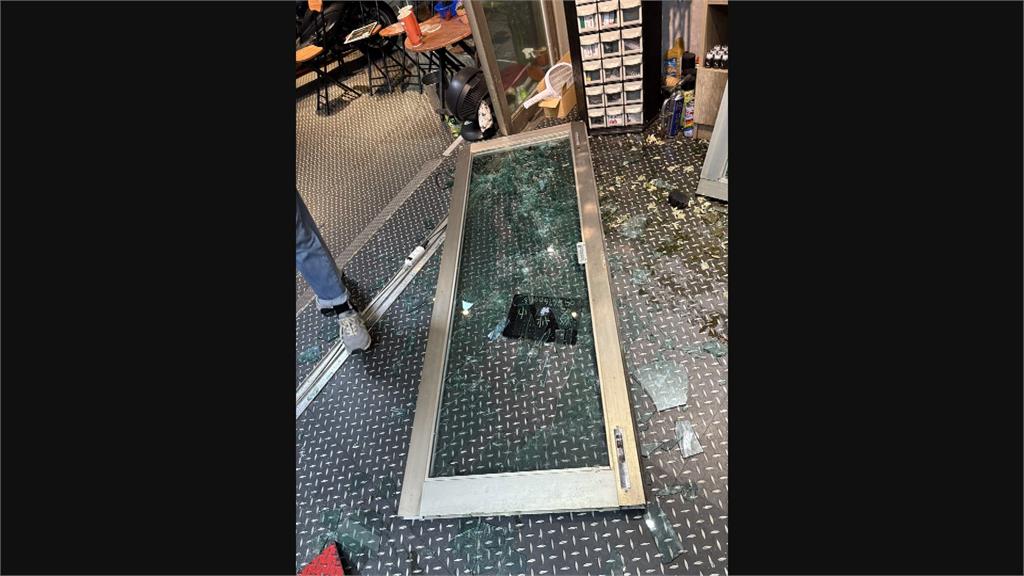 尋仇？台南機車衝進機車行還砸店　器具全壞損失逾30萬