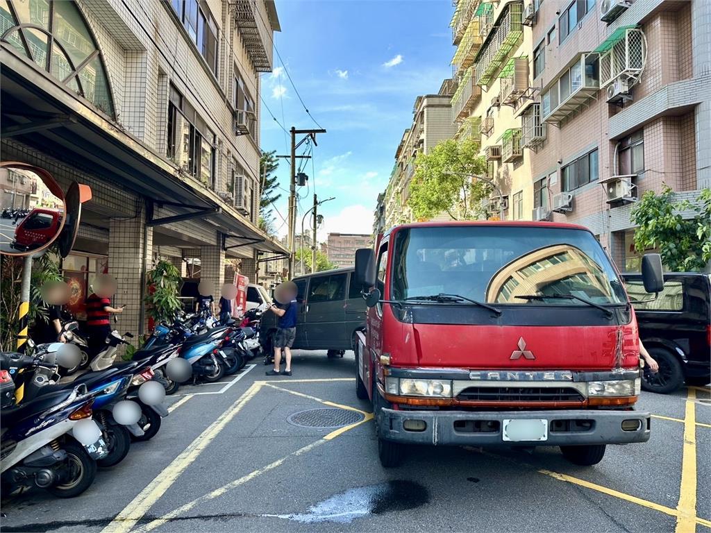 疑司機未固定廂型車前輪! 拖吊車「連掃12機車」險波及騎士