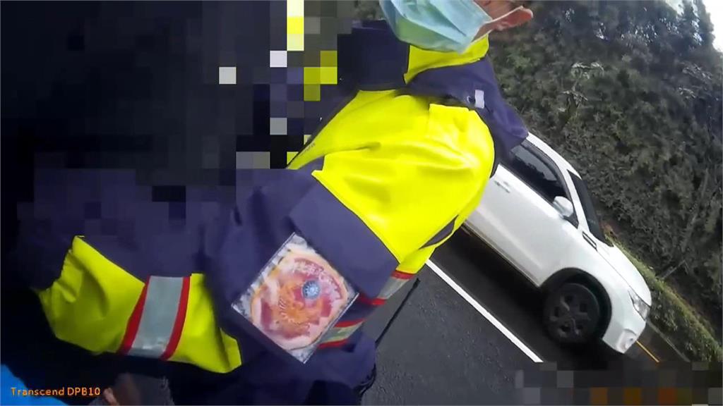 男子住車上不願回家 母報警處理男竟持利器對峙