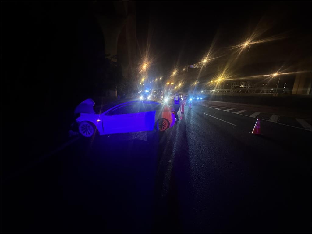 快新聞/超車後失控!車輛先撞內側護欄 再衝交流道護欄