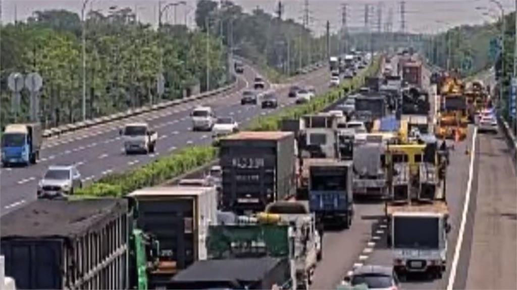 國道2貨車擦撞釀翻車 駕駛急救8分鐘恢復心跳仍昏迷