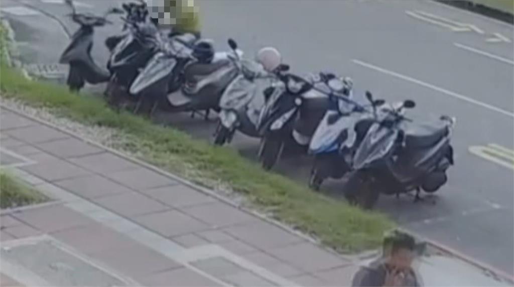 推車怪客!騎機車沿路連推倒15輛車 轉到高鐵再推7輛車