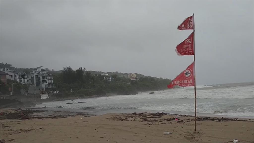 風雨擾南台！墾丁沙灘浪高達兩米　遊客搭東琉線如坐海盜船