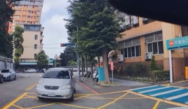 民俗月詭異撞！　「無人車」逆向衝撞挨撞駕駛心驚驚