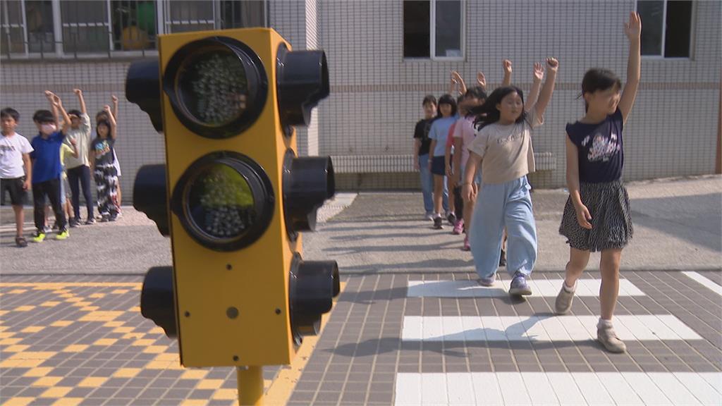 高雄國小童「鬼切」過馬路 駕駛嚇壞急煞險撞
