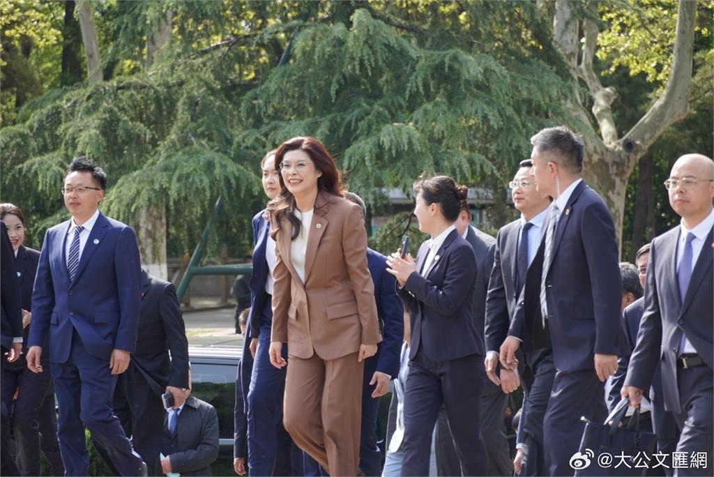 一排中國人高喊「祖國統一歡迎妳」!鄭麗文秒做「1手勢」反應全被拍