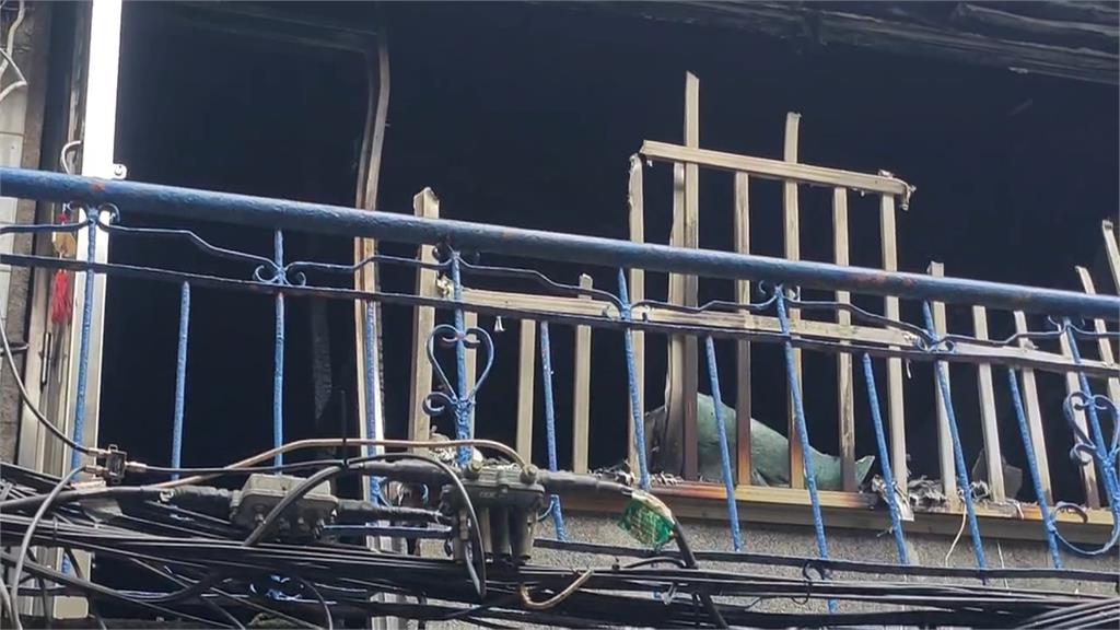 三重民宅清晨竄火舌! 7旬翁葬身火窟、隔壁鄰居4貓1狗亡
