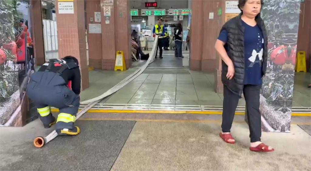 快新聞/乘客驚喊「以為火車要爆炸」!自強號車廂驚冒濃煙 竟是行動電源惹禍