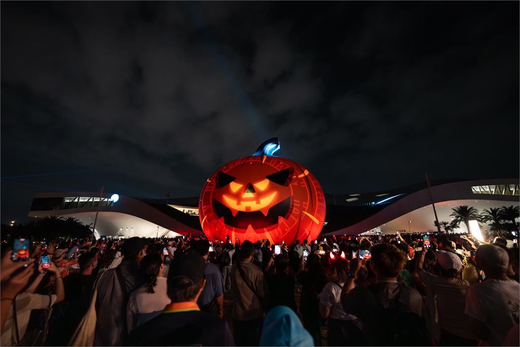 史詩級人潮！萬聖節「10萬人擠爆衛武營」　網驚：比跨年還誇張