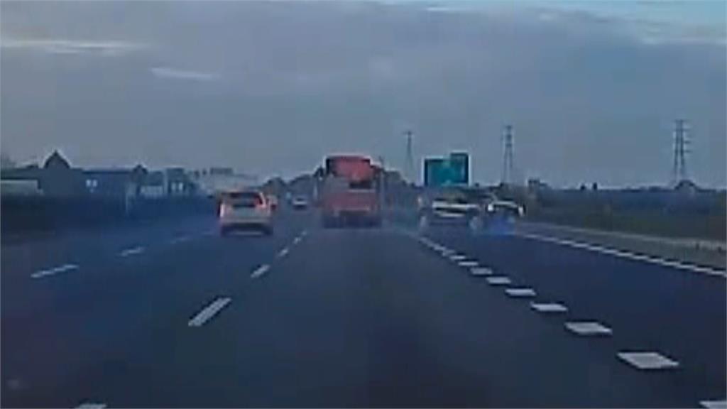 轎車過彎失控打滑撞上路邊轎車和摩托車 場面驚險