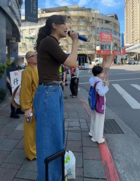 快新聞/罷團路口宣講被警舉牌「行為違法」 吳欣岱諷:距離台北市民蔣萬安還差6次