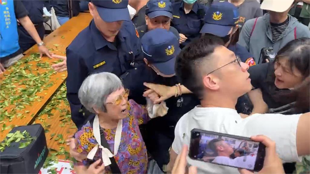 再撒茶葉抗議! 南投焚化爐環評「設攔截網」仍擋不住怒火