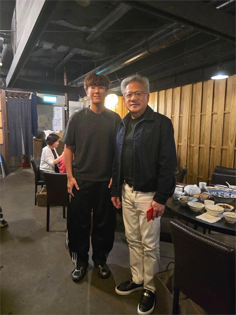 快新聞／黃仁勳快閃台灣2小時！現身大安區買包子、粽子　民眾嗨合照