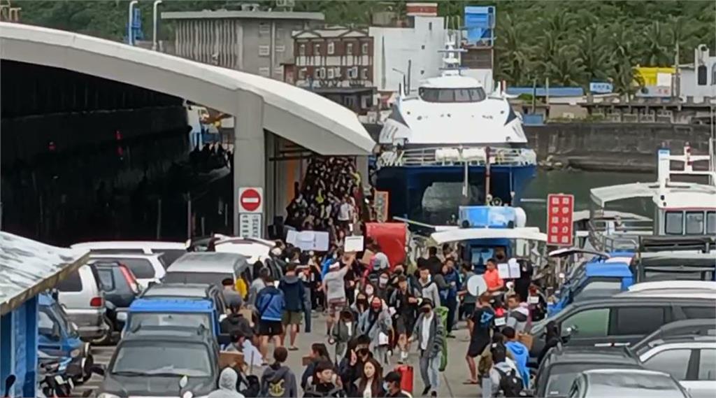 快新聞/清明連假首日湧出遊潮! 台東富岡漁港、桃機人潮滿滿畫面曝