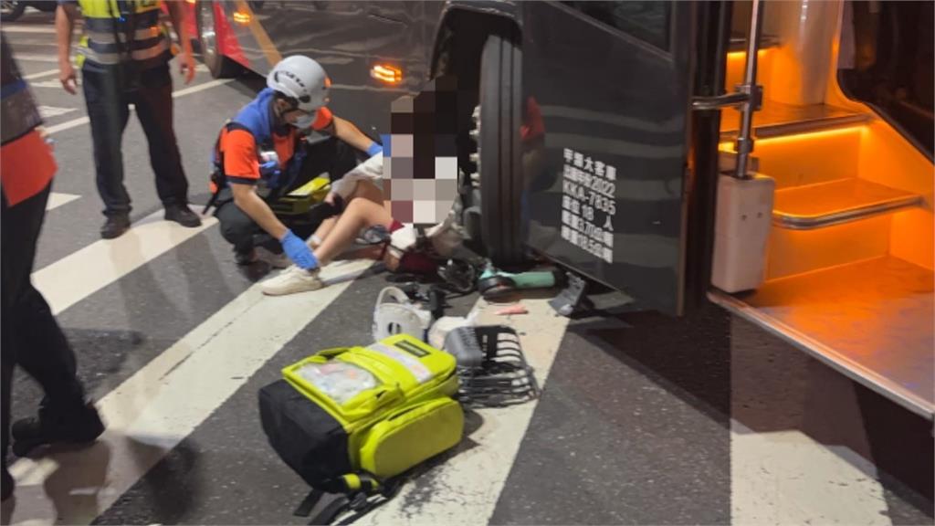 台南市北區公園路口 客運直接「內車道右轉」騎機車高中生撞上