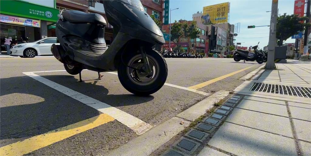 竹北一條馬路兩世界! 「孤單機車格」間隔3米 對面停超滿