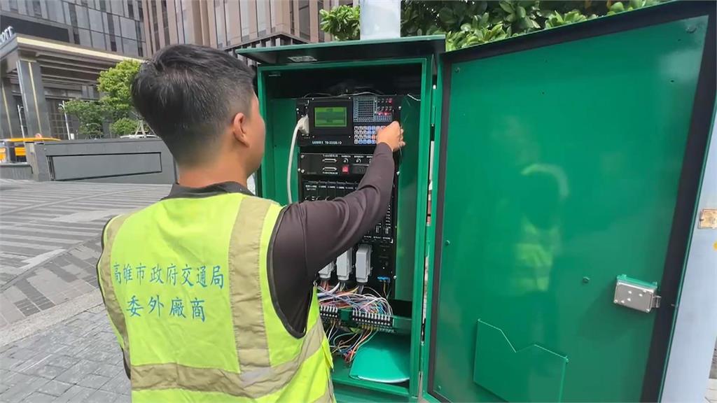 高雄購物中心「停車場塞車」　民眾受困長達2小時