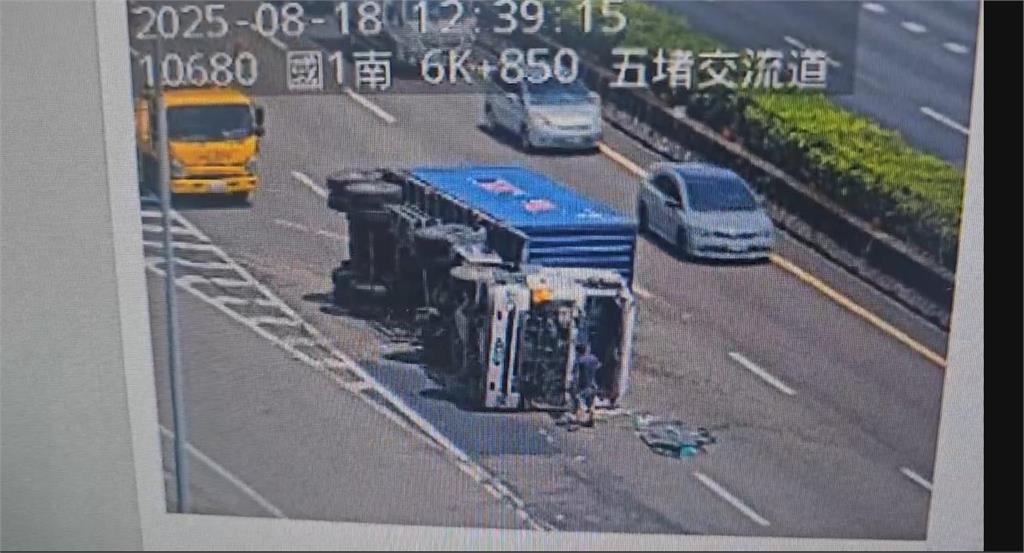 快新聞／五堵交流道車禍！貨櫃車不明原因側覆阻交通　畫面曝光