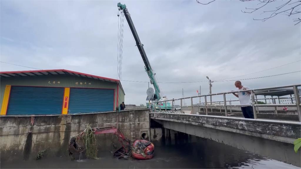 大雨狂炸　彰化挖掘機　排水溝清淤遭滅頂