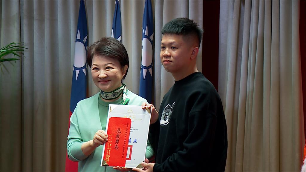 台中新光氣爆案11名英雄 彰基情侶檔等5人頒1萬元獎金