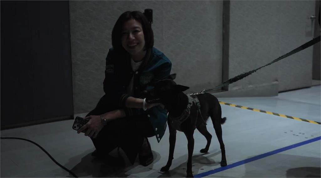 快新聞/賴清德與中區立委小雞「合拍定裝照」 林靜儀秀愛犬萌翻