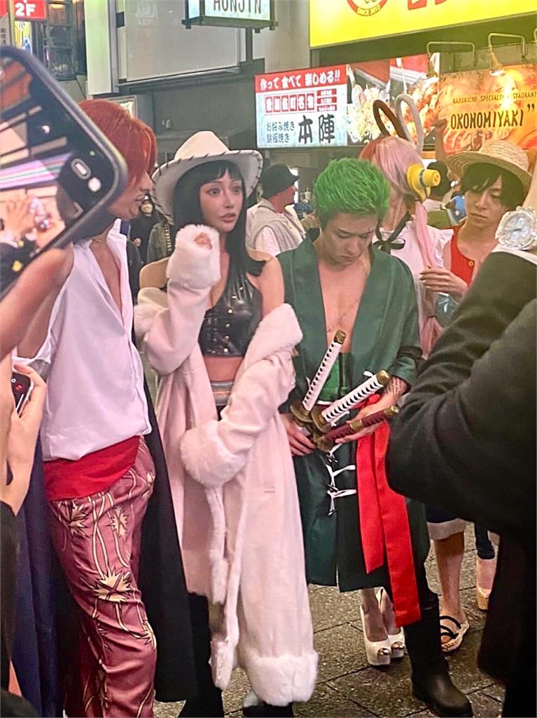 日本女星化身「真人羅賓」！「這裡」綁不起來就上街　讓民眾狂看