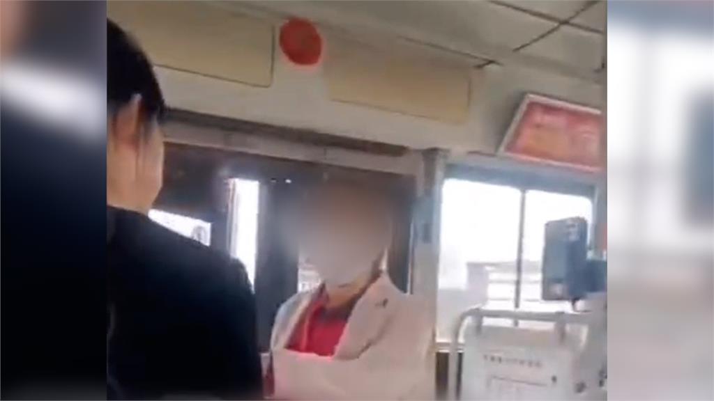 中國女公車上演唱　下秒擋門向乘客索要「聽歌費」：沒給錢不能走
