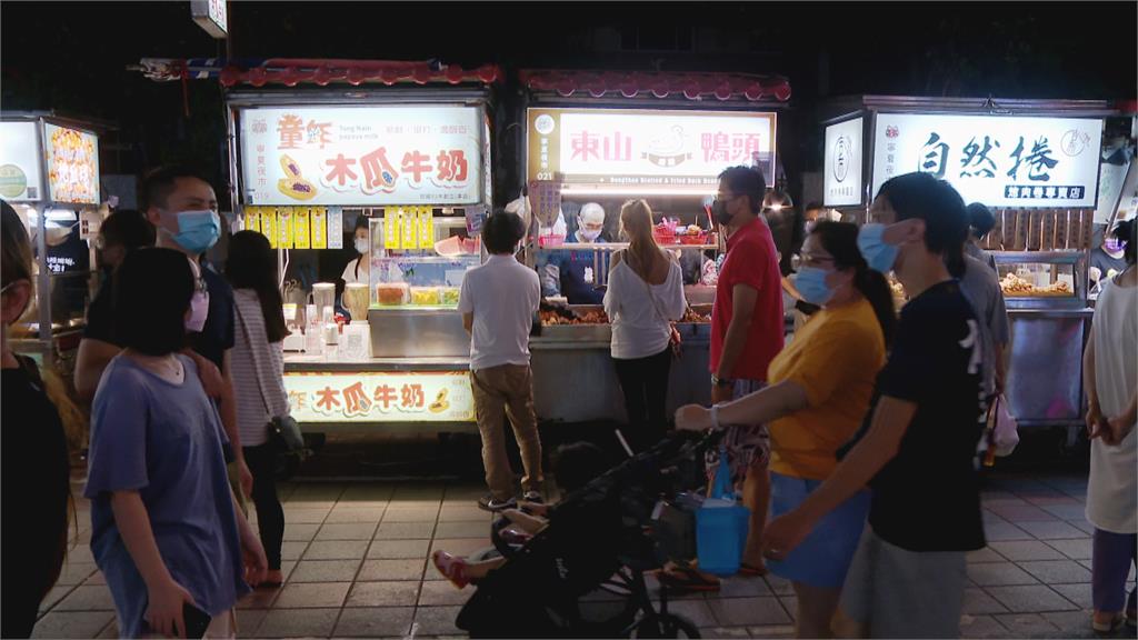 寧夏夜市週日晚間湧人潮　小吃攤商忙到翻