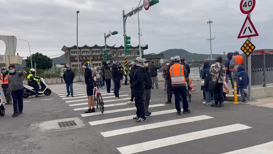 快新聞／南方澳大橋正式通車！　民眾「不怕冷」排隊搶拍見證