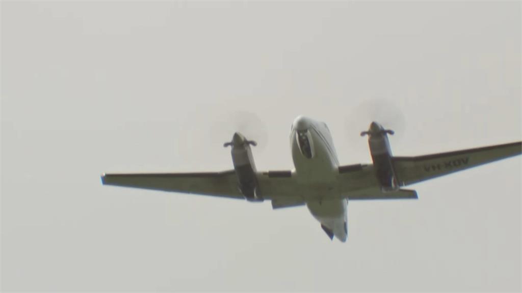 起落架故障!小飛機空中盤旋近4小時 迫降以「機腹」著陸有如神技