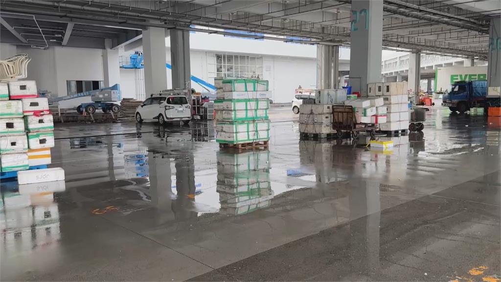 暴雨侵襲恰逢大潮 東港海水倒灌、前鎮漁港漁市淹水