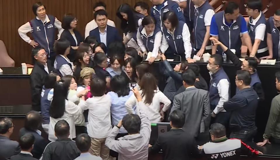 快新聞/朝野黨團又衝突!黃捷慘遭拉扯 陳玉珍頭戴鋼盔以背臀頂撞綠委
