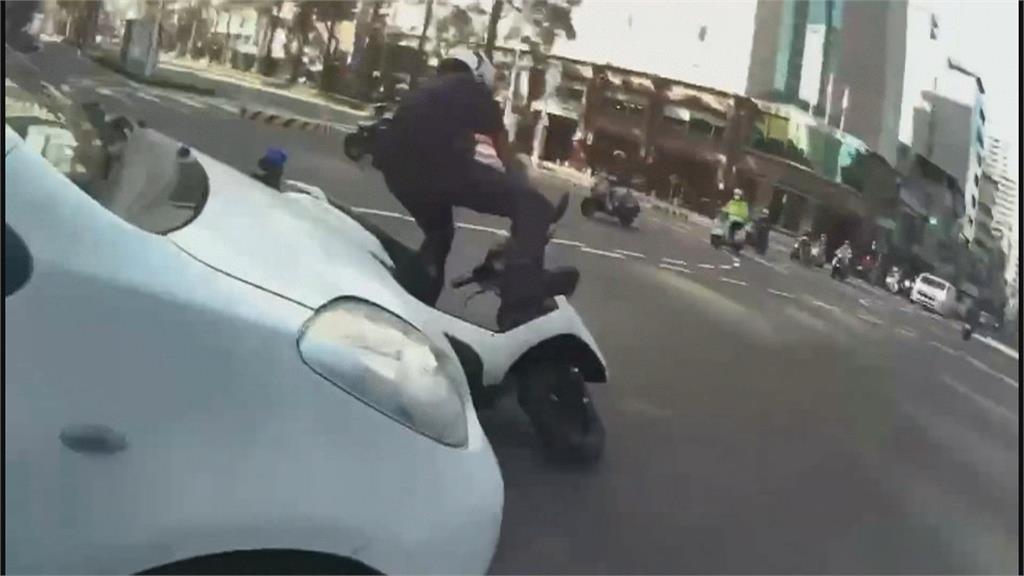 往哪逃!通緝男拒檢逃逸 衝撞警車逼警鳴槍遭制伏