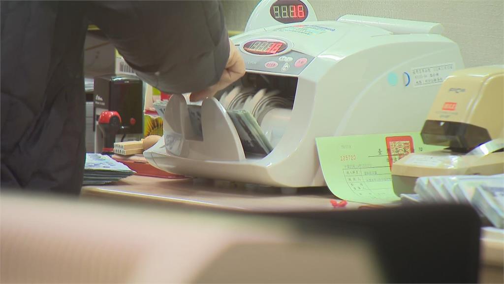 最新／遭收押21個月！「徐巧芯大姑」劉向婕交保　步出法院不願多談