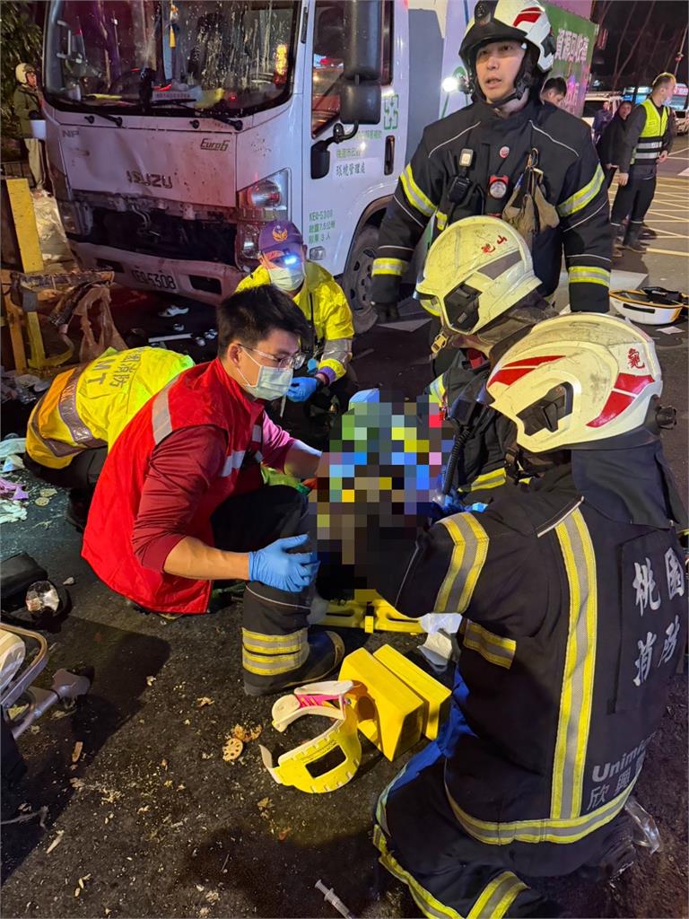 資源回收車駕駛突昏厥 「腳踩油門」直撞垃圾車釀1死6傷