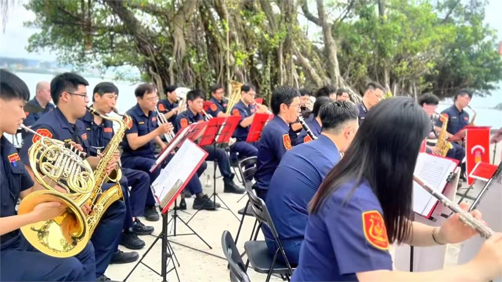 全台唯一新北市警察樂隊 民眾驚:不只會抓壞人
