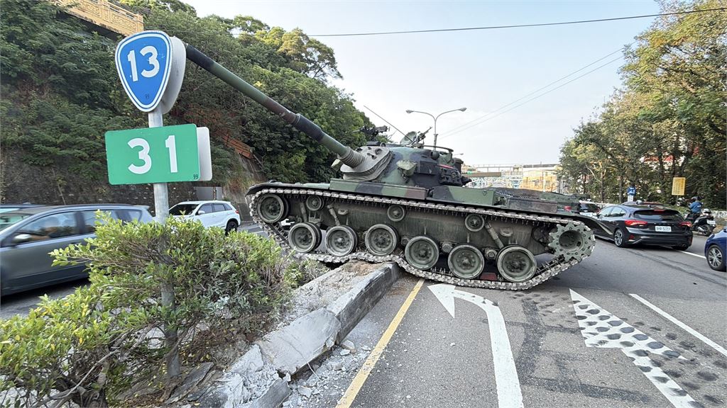 快新聞／戰車撞分隔島！苗栗台13線驚見CM11卡路中　軍方回應了：「這系統」故障