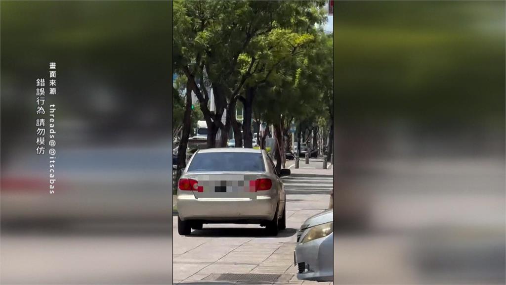 扯！高雄汽車駕駛開上「人行道」　行人無奈如日常