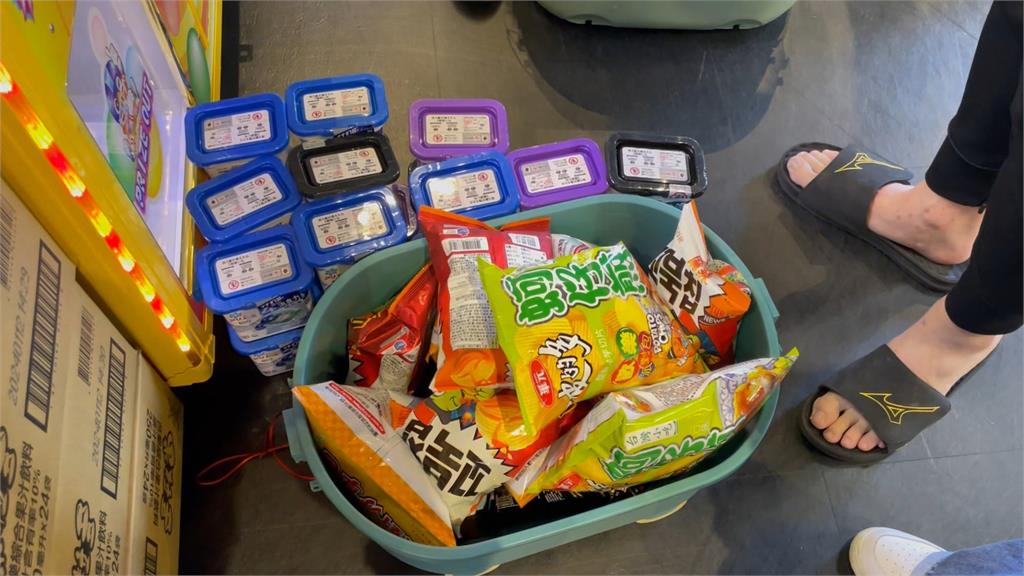 連假衝娃娃機店開夾 有吃有玩大小朋友最愛 連假衝娃娃機店開夾 小孩心中夢幻天堂!有吃有玩人潮爆滿