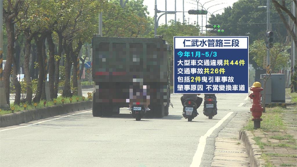 整排砂石車違停路邊　　高雄通勤騎士博命閃車