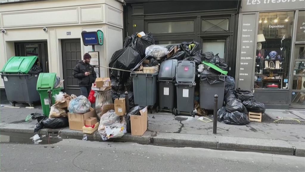 反年改！議員高唱「悲慘世界」　清潔隊罷工巴黎街頭堆滿臭酸垃圾