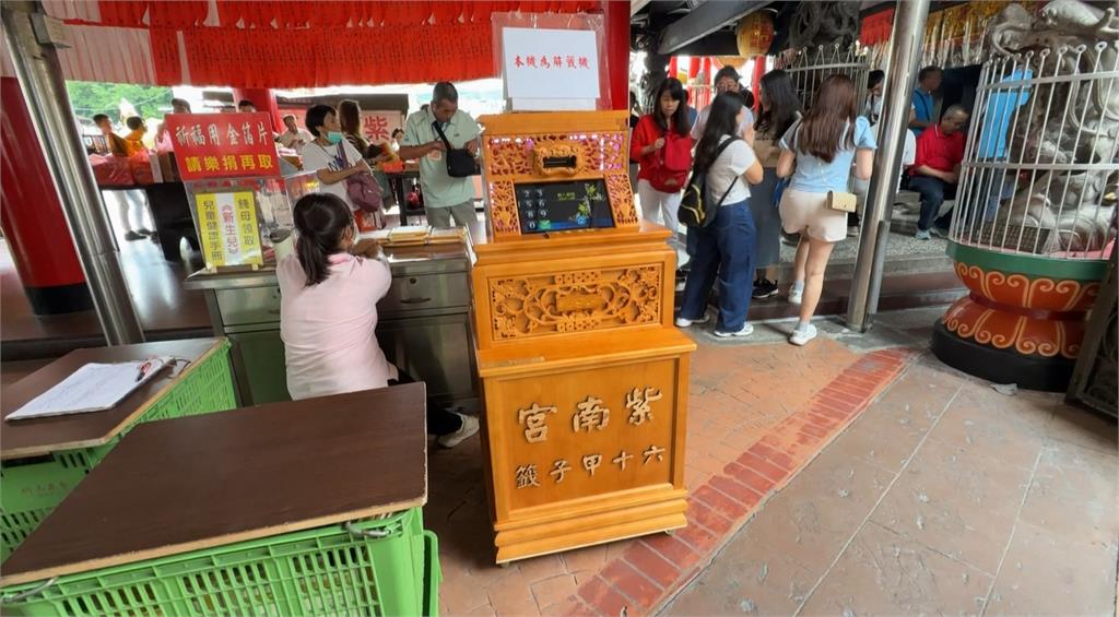 紫南宮引進「AI智能解籤機」　提供6種語言方便海外遊客