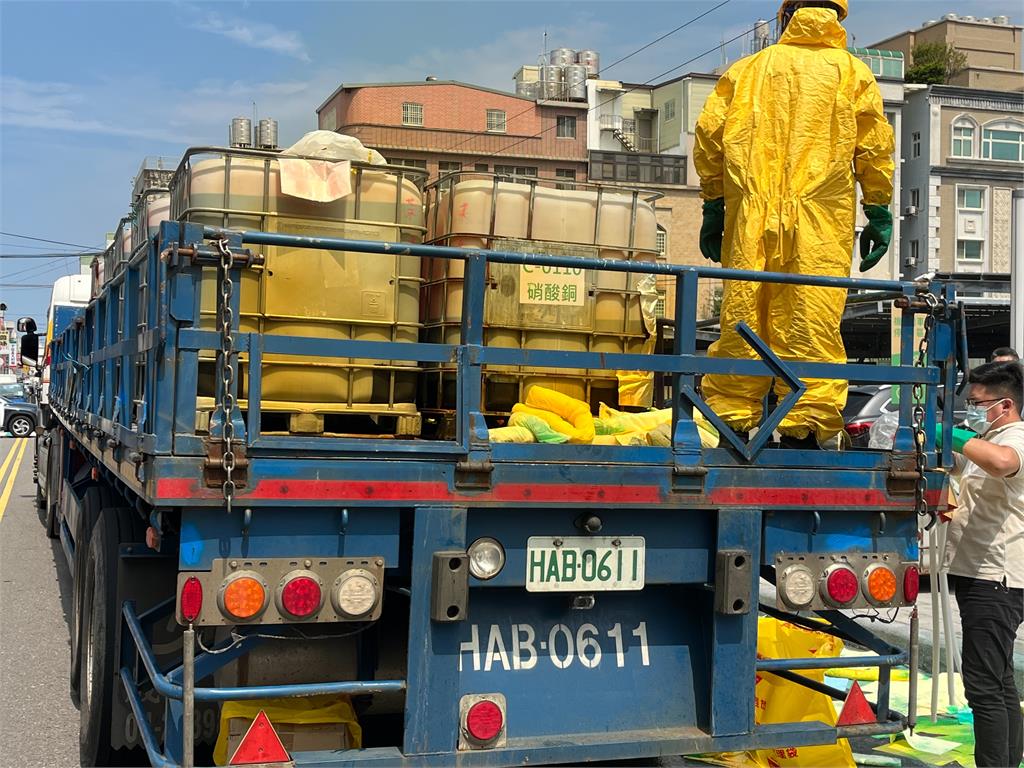 湖口仁和路硝酸銅洩漏　液體滲漏30公尺影響交通