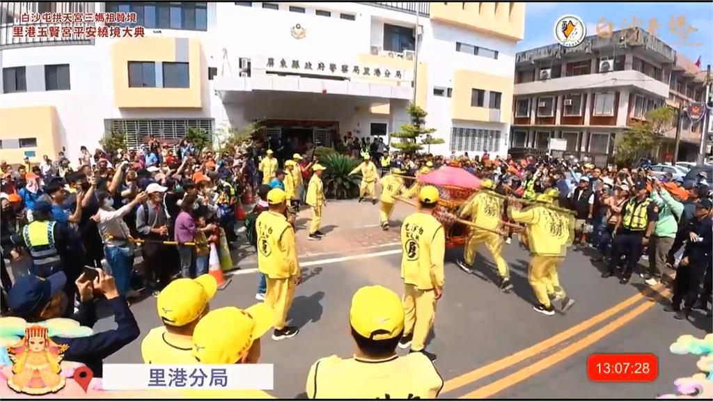 「粉紅超跑」來了！　　白沙屯媽祖到屏東　信眾搶鑽轎底