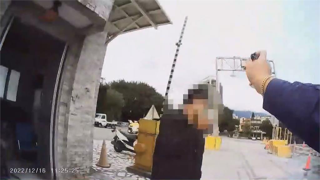 沒通行證還想硬闖花蓮港 醉男動手推警遭辣椒水制伏