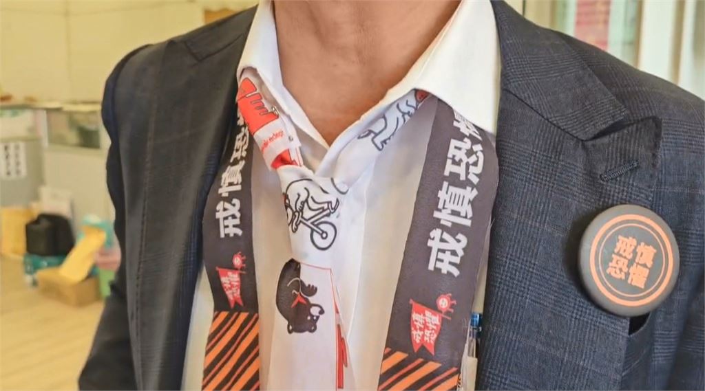 陳亭妃參加萬聖節活動與基層同樂 林俊憲發放"戒慎恐懼"限量飄帶