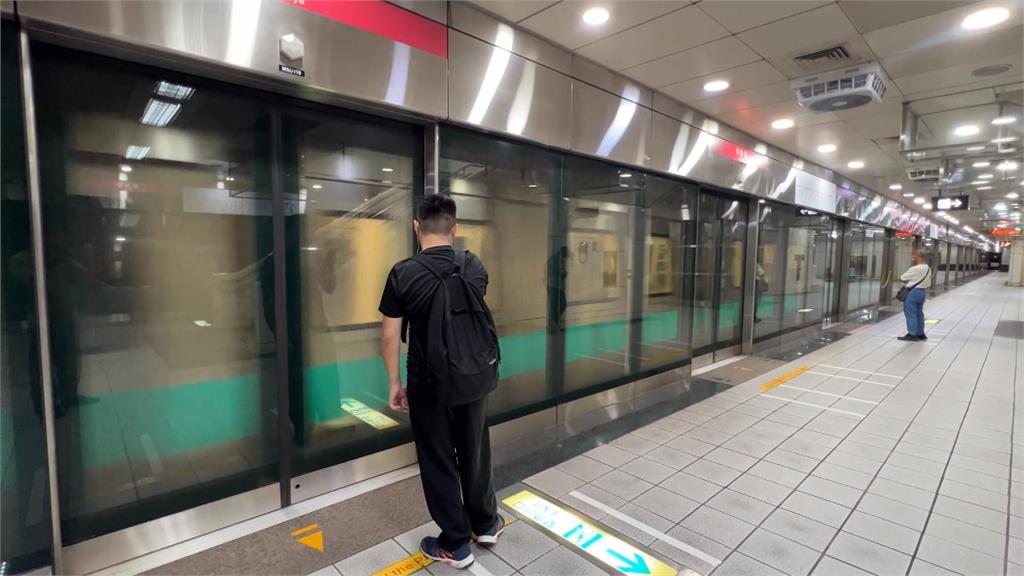 嚇人!高捷行駛中車門玻璃掉落 緊急清車250名旅客