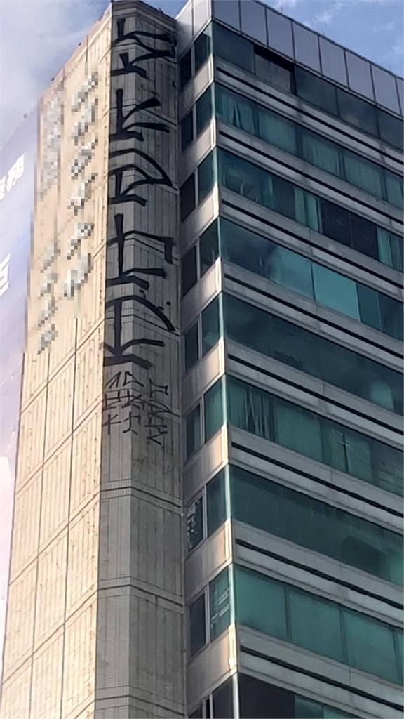 快新聞/怎麼畫上去的?高樓外牆遭塗鴉 台中警鎖定「雪糕刺客」追查