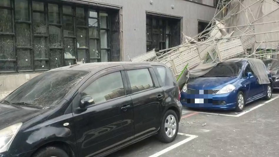 快新聞／台中強風吹襲工地鷹架突倒塌　路邊6輛車遭砸「畫面曝光」